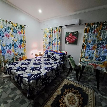 Bed and Breakfast Tropical Almond Haven Сува Екстер'єр фото